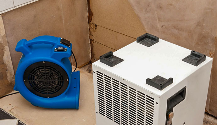 Emergency tub overflow cleanup with air movers and dehumidifiers